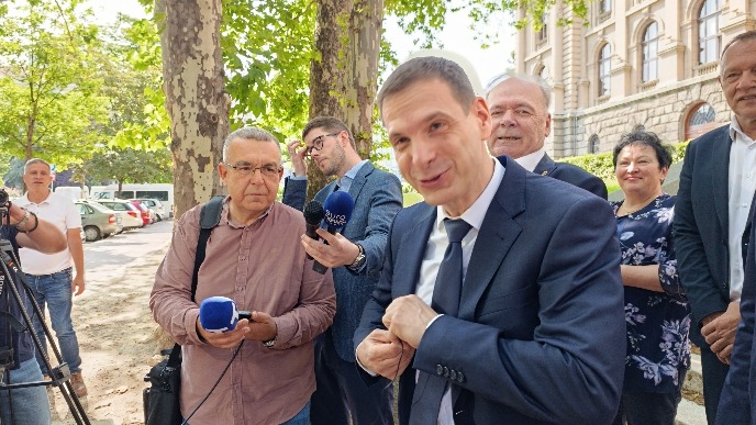 Ne sedeti u Parlamentu